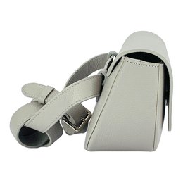 RB1027BO | Bolso bandolera redondeado para mujer en piel auténtica Made in Italy. Bandolera de piel extraíble y ajustable. Accesorios Níquel Pulido - Color Hielo - Dimensiones: 25 x 15 x 9 cm