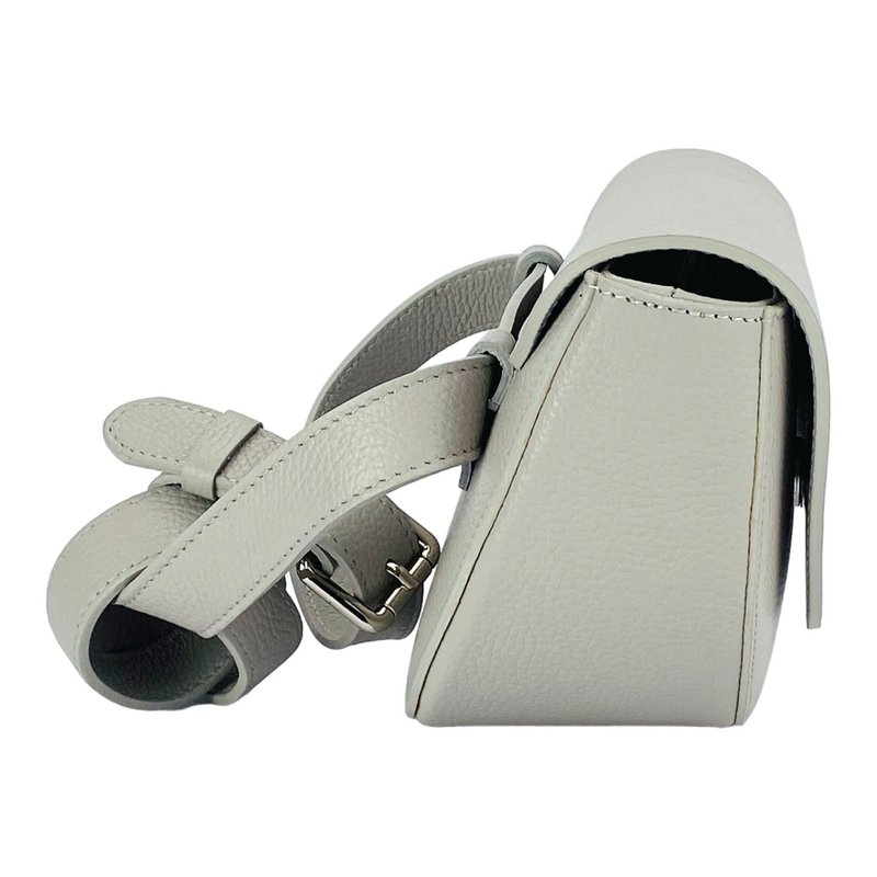 RB1027BO | Bolso bandolera redondeado para mujer en piel auténtica Made in Italy. Bandolera de piel extraíble y ajustable. Accesorios Níquel Pulido - Color Hielo - Dimensiones: 25 x 15 x 9 cm
