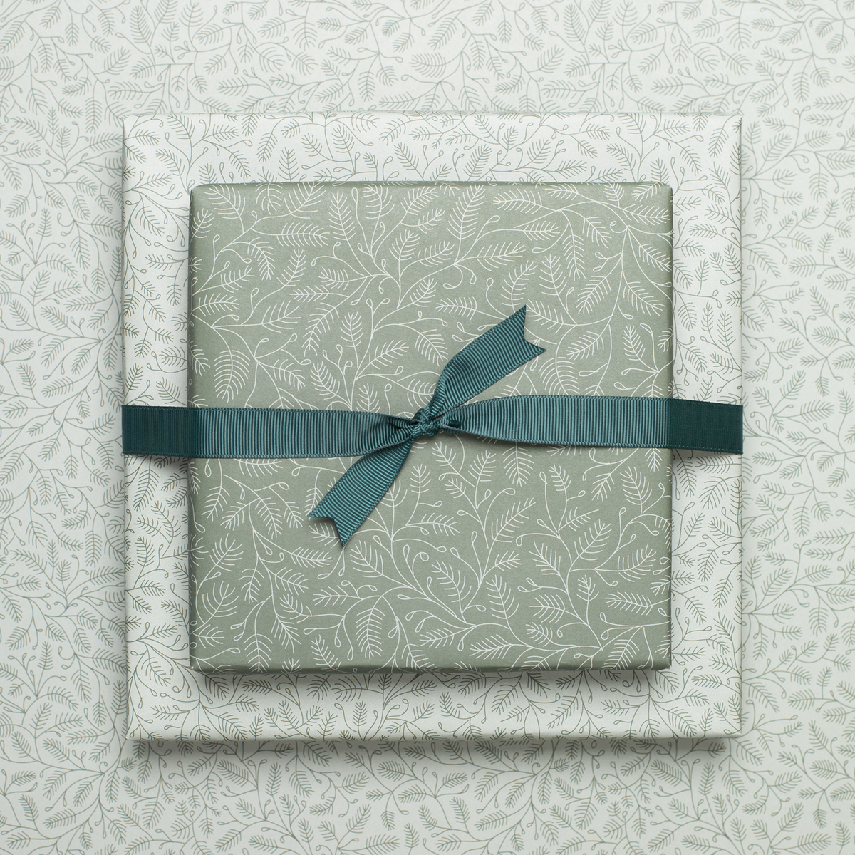 Duurzaam kerstcadeaupapier groen, inpakpapier dennentakken in mint en groen - dubbelzijdig inpakpapier gemaakt van 100% gerecycled papier