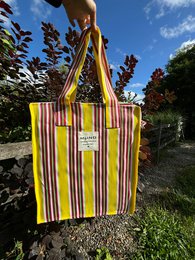 Handgefertigte Tragetasche aus recyceltem Nylon mit Reißverschluss Gelb – Rot