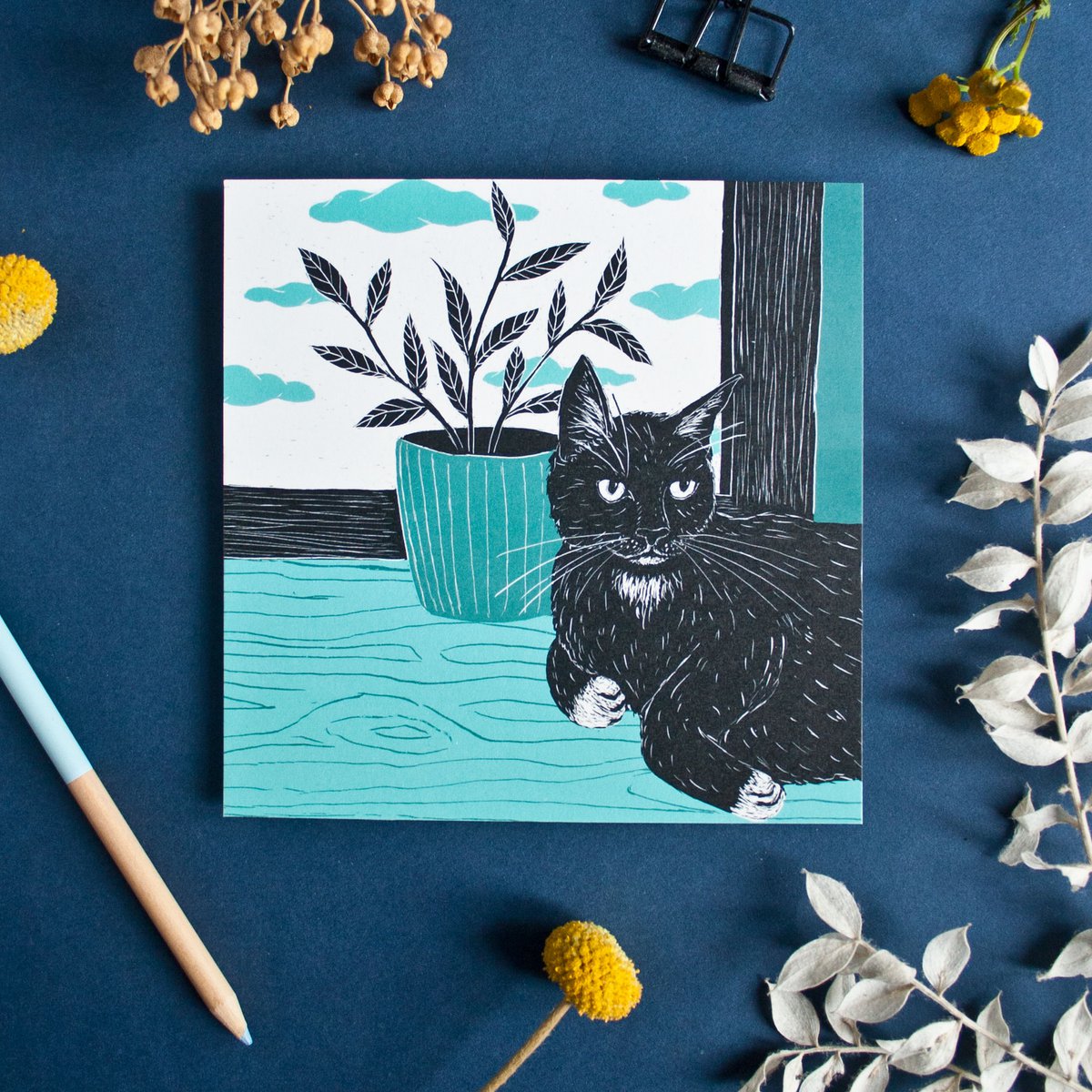 Quadratische Postkarte Katze (Fenster blau)