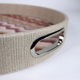 Plateau rond rose à motif zigzag avec poignées en acier inoxydable