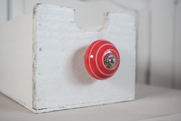 Rød møbelknop med striber 4 cm Isabelle Rose