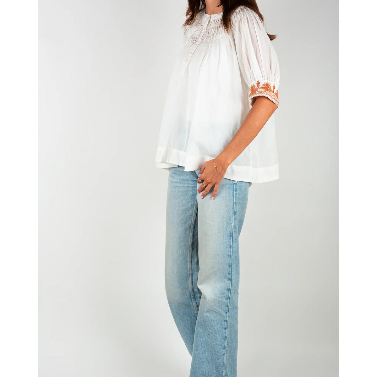 La blouse femme en voile de coton brodée Blanc et Orange – Taille unique