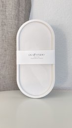 Oval decorative tray in white, gold, and marble finishes. Suitable for serving, display, or storage.
