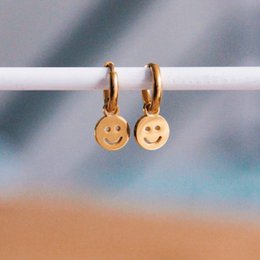 Bøjleøreringe i rustfrit stål med smiley – guld