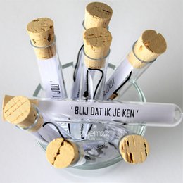  Charm bracelet with cork charms in various shapes and sizes, including a heart-shaped charm. The bracelet has a text charm that says "Blij dat ik je ken" which means "Glad I know you" in Dutch.