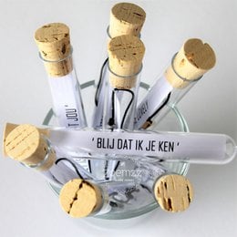 Charm bracelet with cork charms in various shapes and sizes, including a heart-shaped charm. The bracelet has a text charm that says "Blij dat ik je ken" which means "Glad I know you" in Dutch.