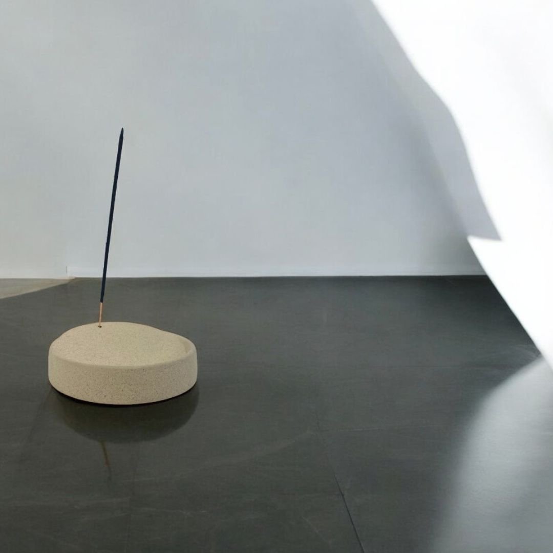 røgelsesholder - røgelsesholder - keramik - rund - skrå - beige - diameter 14,5 cm - røgelsebrænder