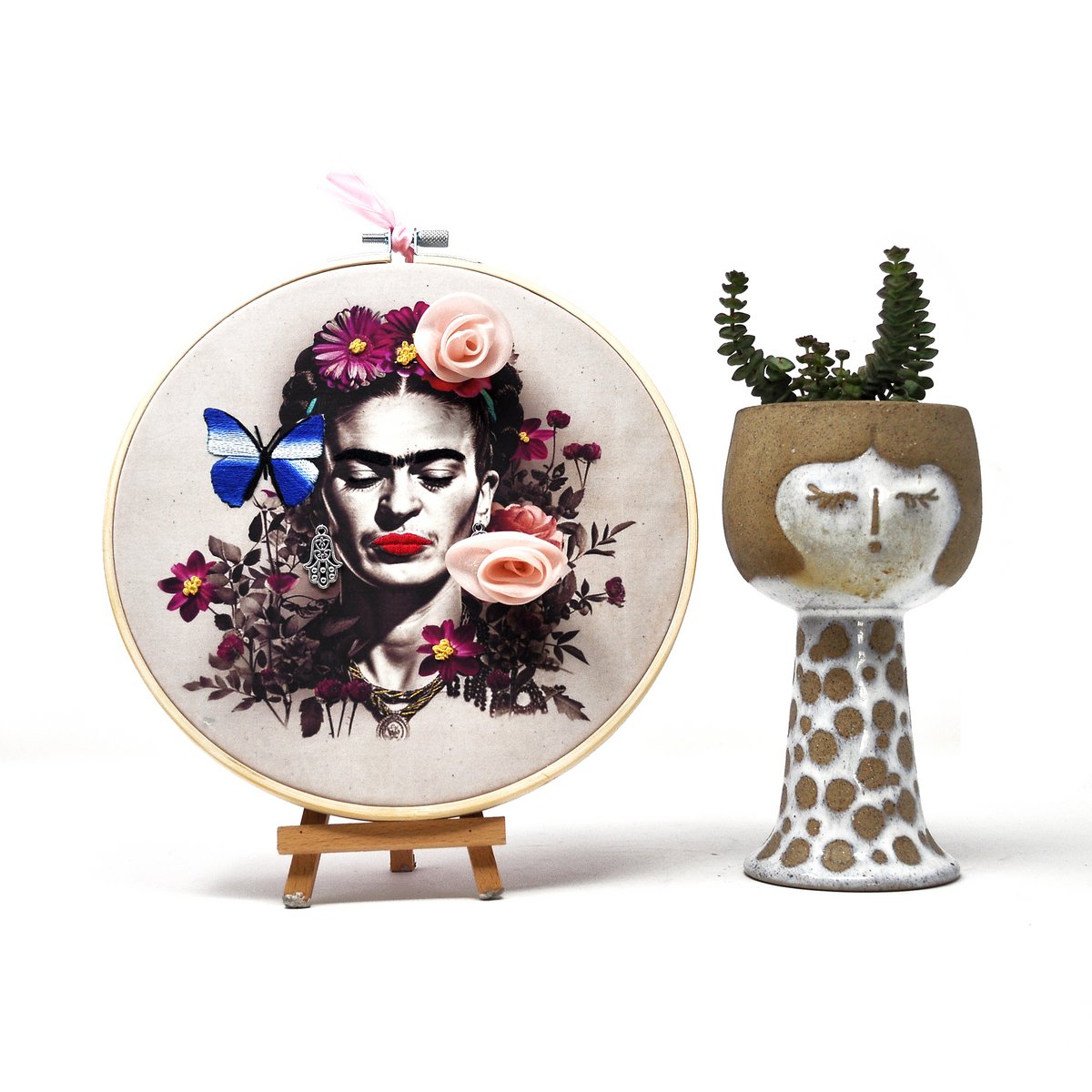 Håndlavet broderibøjle vægkunst - Frida Kahlo Portræt - Tekstil vægdekoration 20 cm
