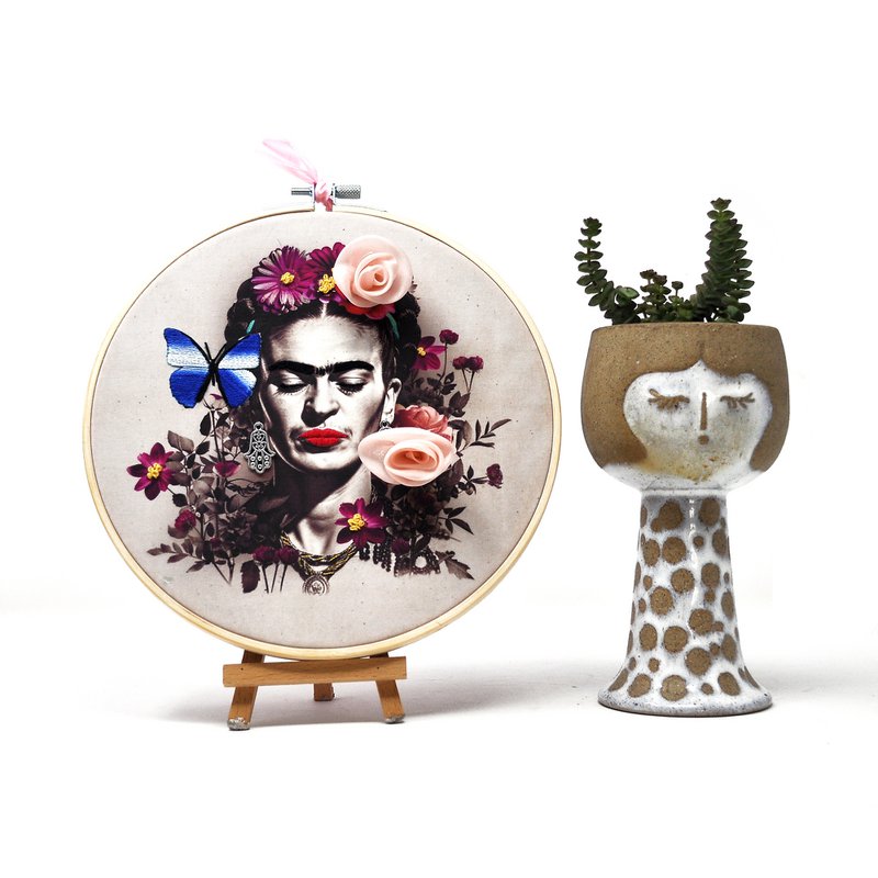 Håndlavet broderibøjle vægkunst - Frida Kahlo Portræt - Tekstil vægdekoration 20 cm
