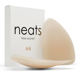 Adhesive silicone triangle nipple covers in caramel color, available in sizes S/M (fits A-C cups) and L/XL (fits D+ cups).