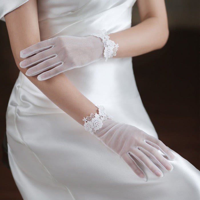 Gants de mariée avec bordures en perles et dentelle
