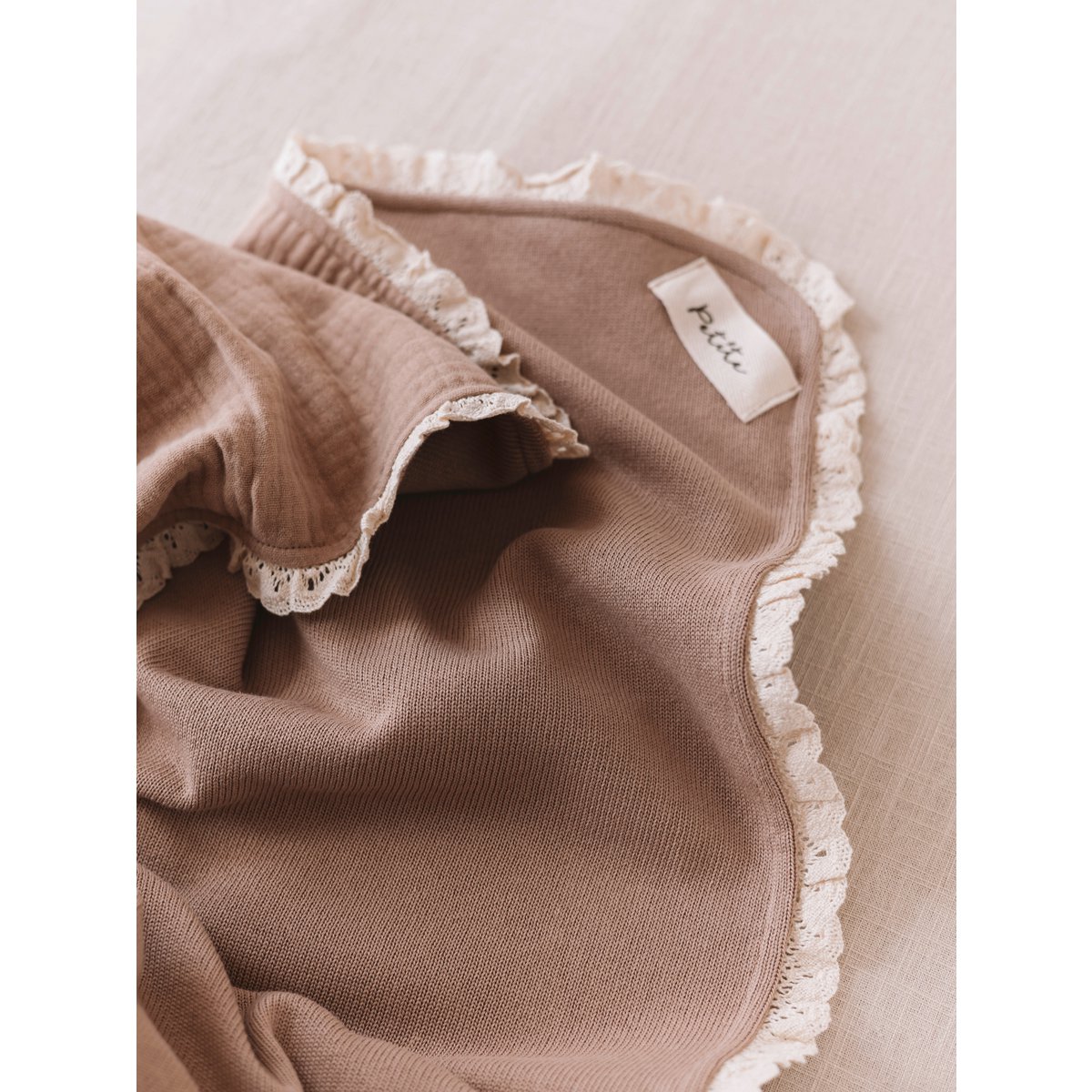 Coperta in maglia + mussola / beige scuro + pizzo