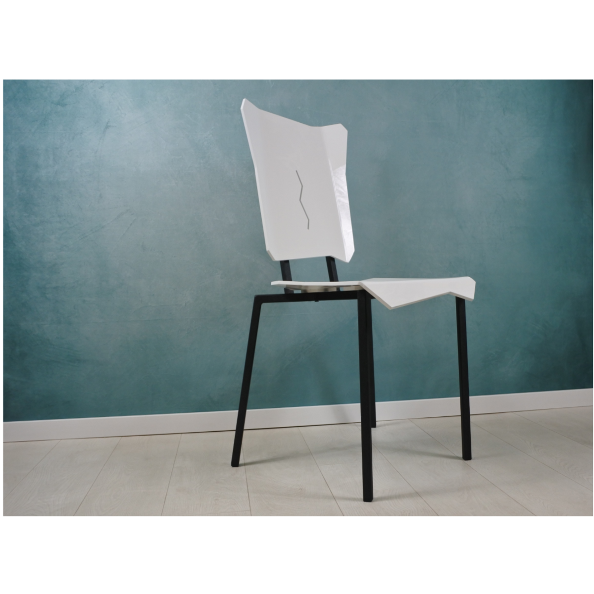 La silla Giulavi blanca destaca por sus formas abstractas pero conscientes de representar el concepto de singularidad...