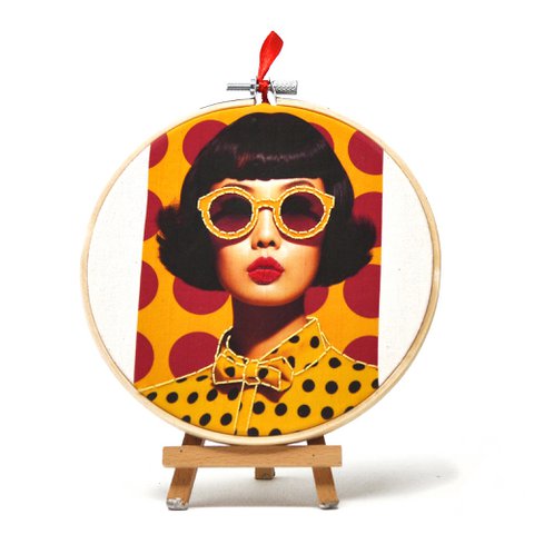 Handgefertigte Stickrahmen-Wandkunst – Vintage-Portrait – Textile Wanddekoration (15 cm)