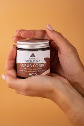 Regenerierendes Körperpeeling mit Aloe- und Mandelgranulat