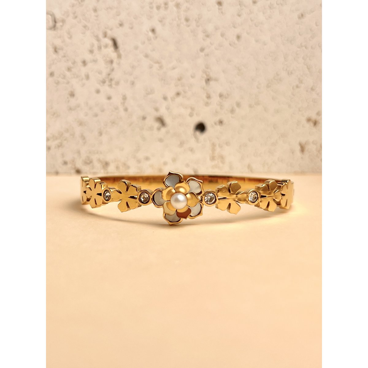 Pearly flower jank bracelet