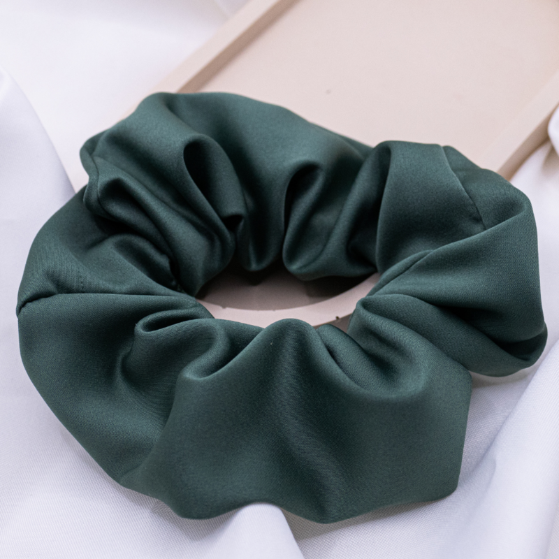 Scrunchie bandeau vert satiné vert foncé - attache cheveux cousu main brillant