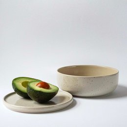 Ceramic bowl with sand and speckle design, 16 cm diameter, 600 ml capacity, available with or without lid.