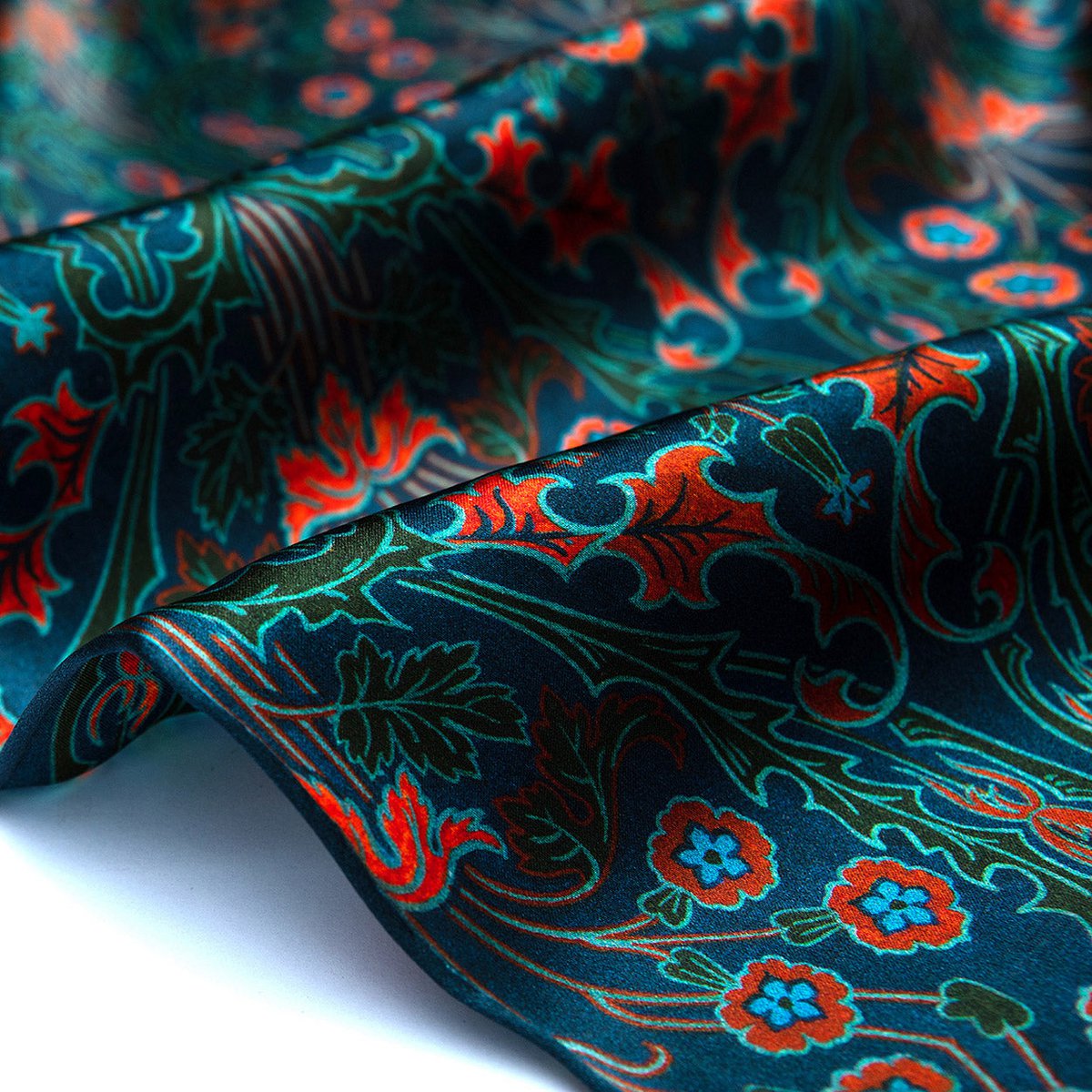 Zijden sjaal van bloemenprint in groenblauw en rode natuur