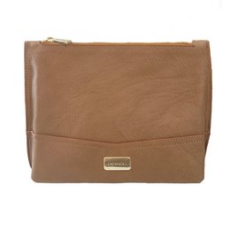 Moss-colored leather pouch with zipper closure and Sadae branding. Made of high-quality materials for a stylish and functional toiletry bag.