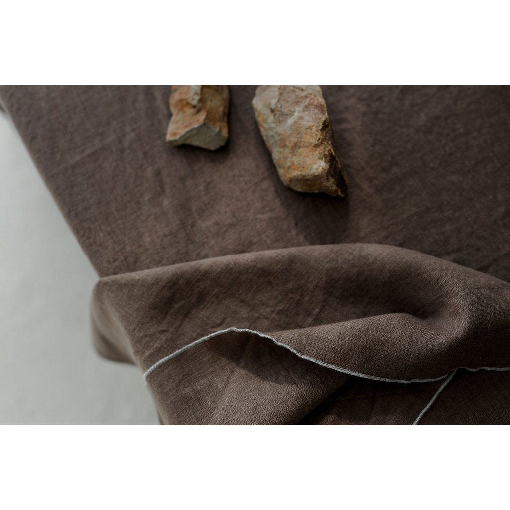 Linned dug med kontrastdetaljer Stone & Cacao Brown -330x145cm