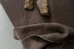 Linned dug med kontrastdetaljer Stone & Cacao Brown -330x145cm