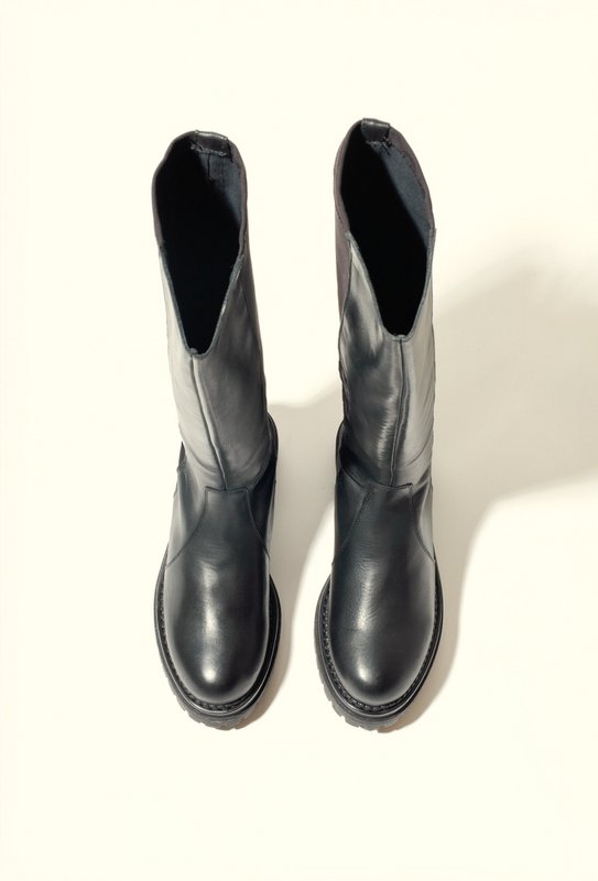 AITANA BLACK – Kniehohe Lederstiefel mit Stretch-Rückseite