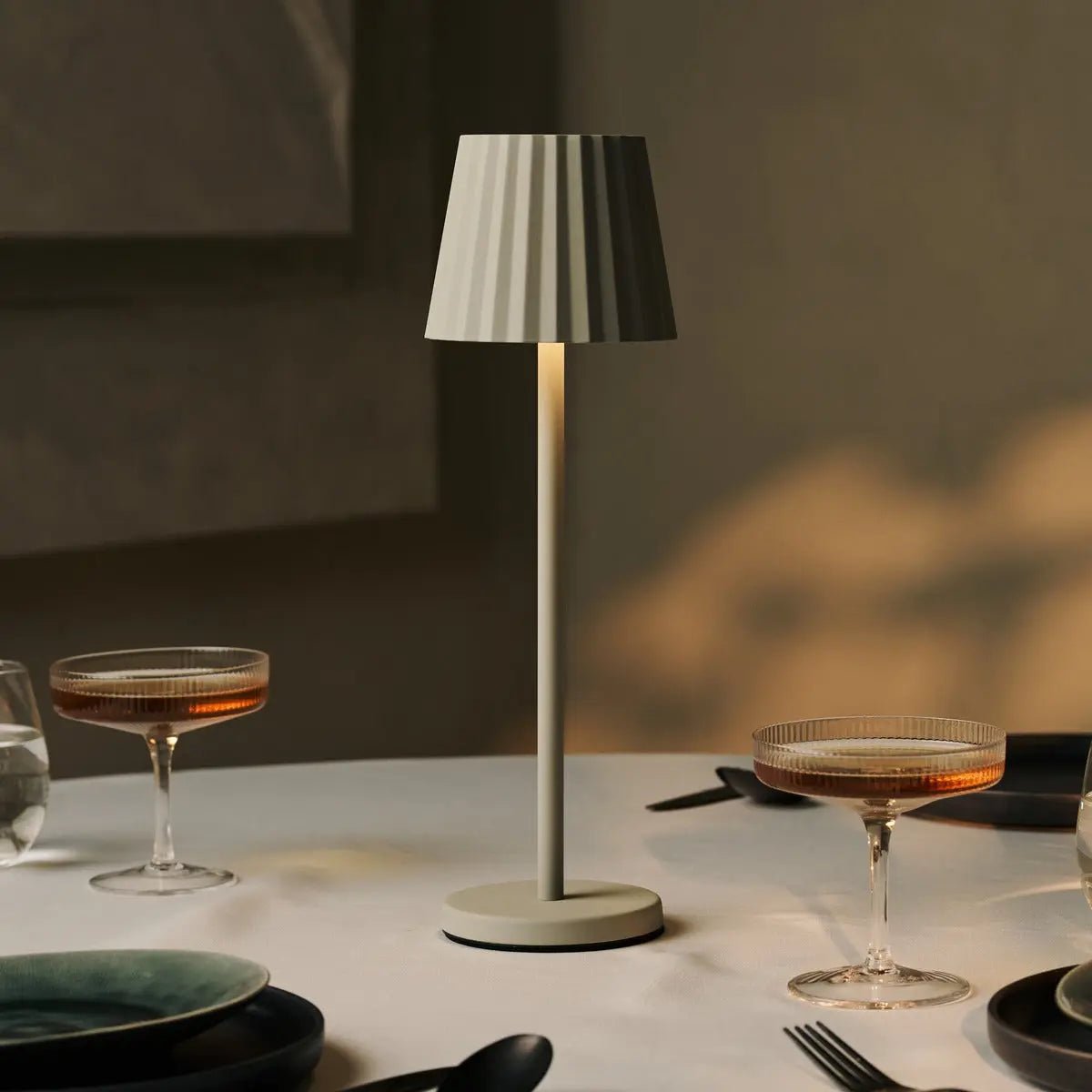 Lampe de table côtelée Maya Shadow Grey