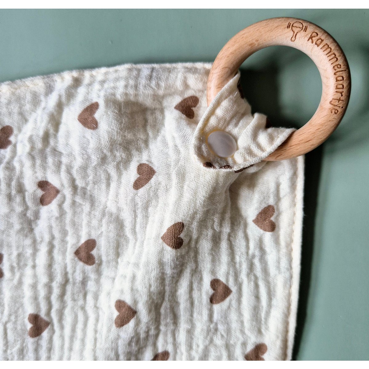 Knuffeldoekje met beuken bijtring - Hartjes