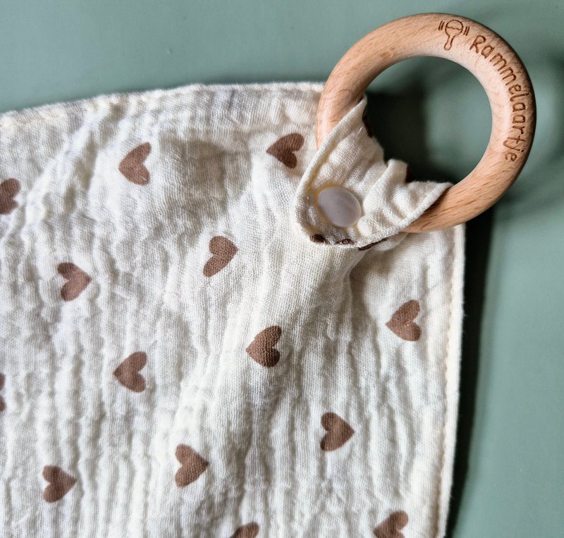 Panno coccole con anello da dentizione in faggio - Cuori