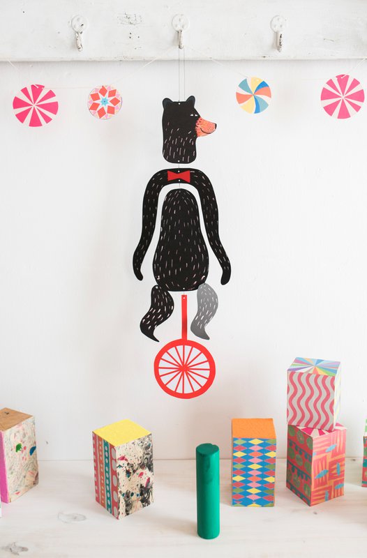 Mobile cinetico dell'orso del circo della scuola materna