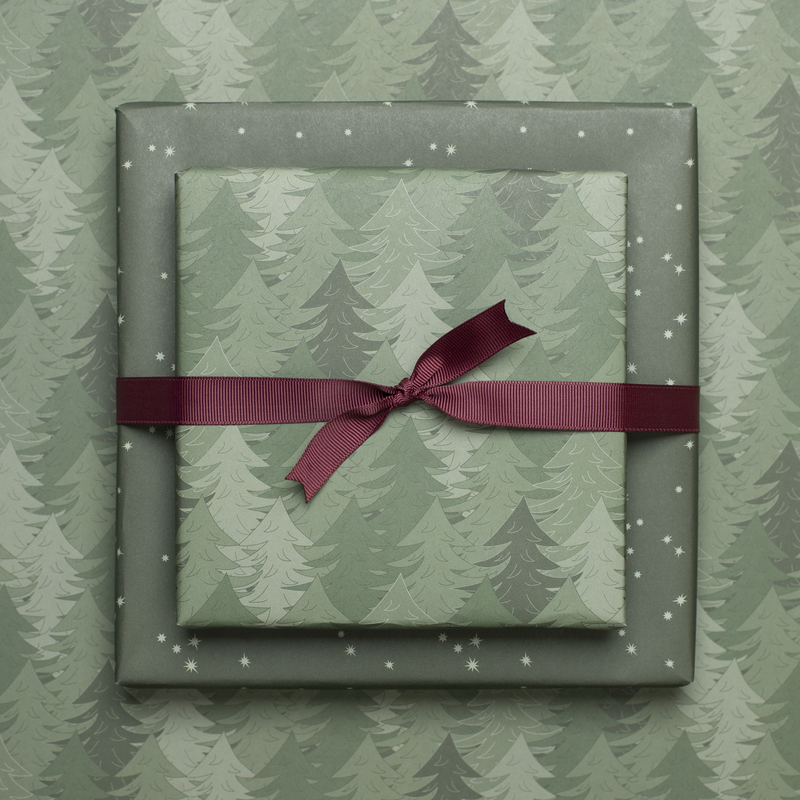 Carta da regalo natalizia sostenibile verde, carta da regalo Alberi di Natale e stelle - carta da regalo fronte-retro realizzata con carta riciclata al 100%.