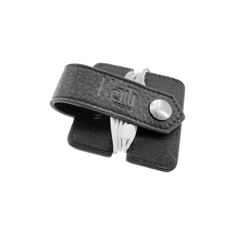 K0019AB | Enrollador de cable de piel auténtica de plena flor con flor clara. Color negro.Cierre con botones a presión. Dimensiones cerrado: 6x6x1 cm. Embalaje: Caja de regalo con tapa/fondo rígido