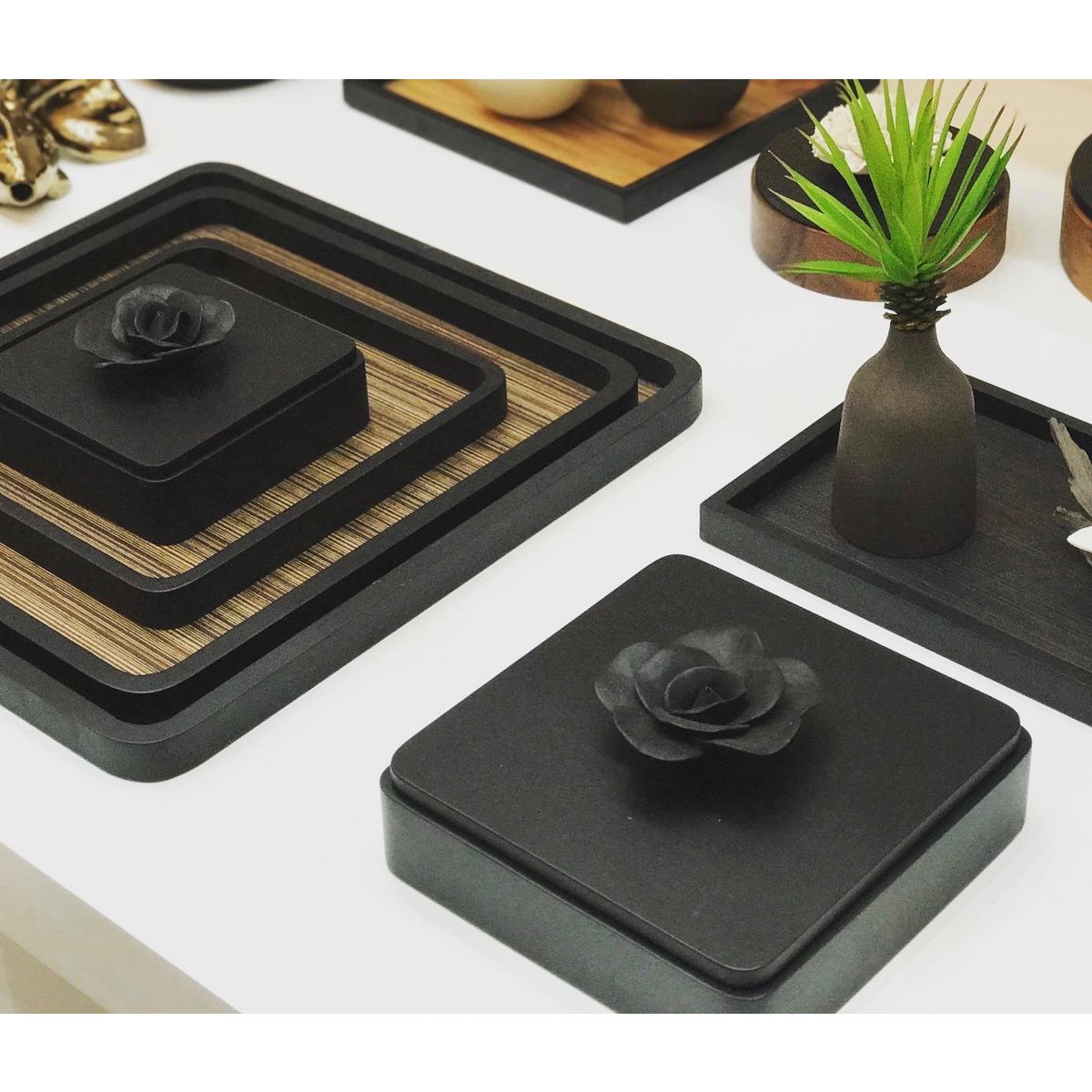 Boîte en bois laqué noir et céramique 20cm - Black Rose 20cm