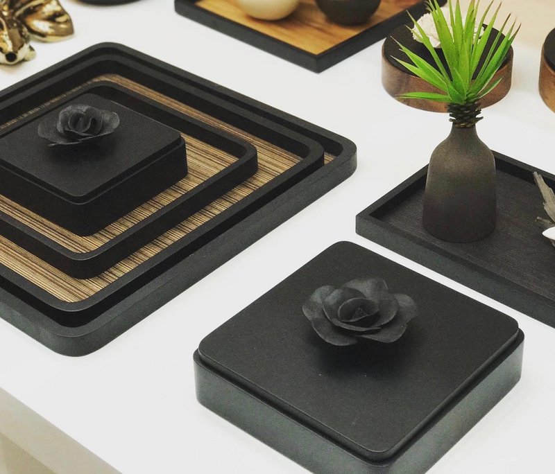 Caja de madera lacada en negro y cerámica 20cm - Black Rose 20cm