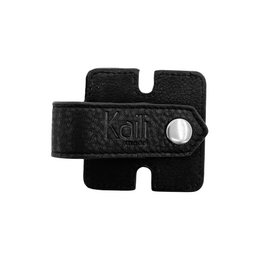 K0019AB | Enrollador de cable de piel auténtica de plena flor con flor clara. Color negro.Cierre con botones a presión. Dimensiones cerrado: 6x6x1 cm. Embalaje: Caja de regalo con tapa/fondo rígido