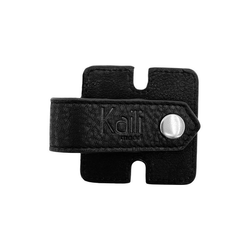 K0019AB | Enrollador de cable de piel auténtica de plena flor con flor clara. Color negro.Cierre con botones a presión. Dimensiones cerrado: 6x6x1 cm. Embalaje: Caja de regalo con tapa/fondo rígido