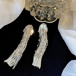 Pendientes largos con borlas brillantes
