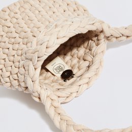 “Pebble” crochet clutch with crossbody strap crème