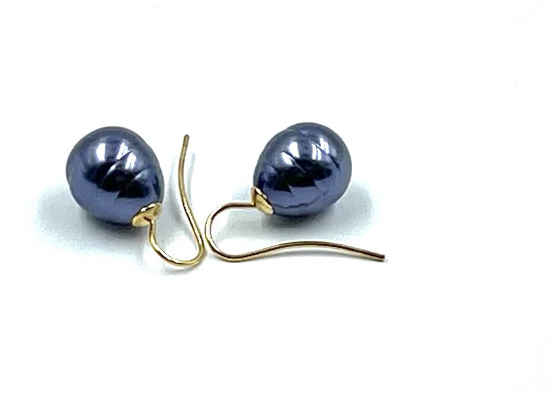 Pearl earrings dark submarine blue