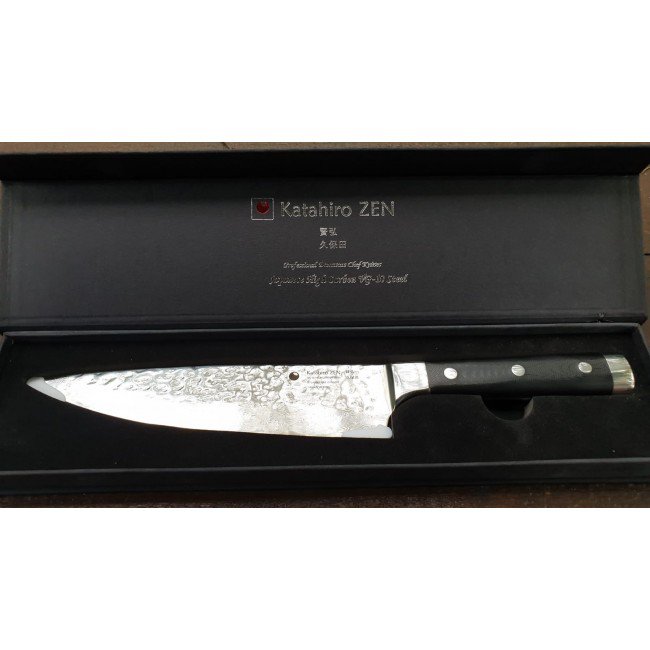 KATAHIRO ZEN - 8" kokkekniv lavet af 67 lag japansk VG-10 stigedamask med hammerfinish, fiber carbon håndtag