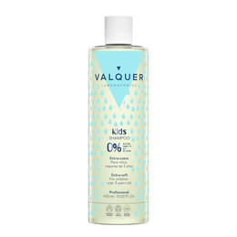 Children's shampoo with natural ingredients, extra gentle, 400ml bottle.
The product is a children's shampoo with natural ingredients, designed to be extra gentle. The bottle size is 400ml. The shampoo is suitable for children and features a gentle formula.