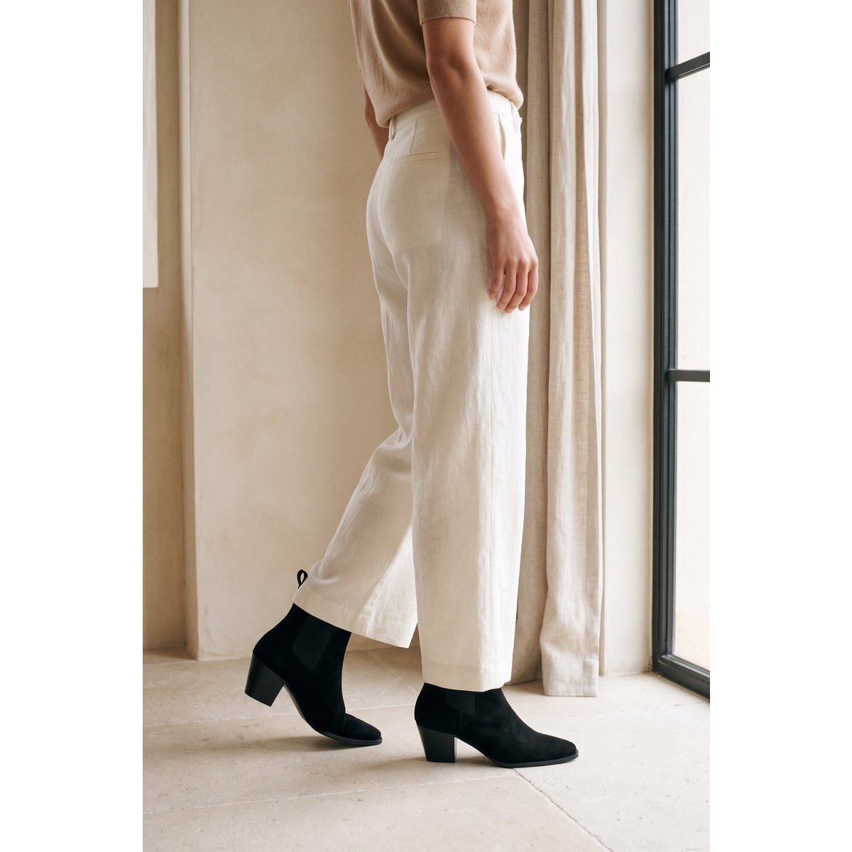 RAY BLACK – Spitze Stiefeletten mit quadratischer Zehenpartie und skulpturalem Absatz