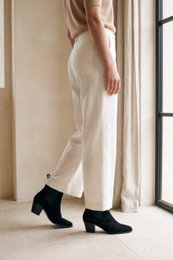 RAY BLACK – Spitze Stiefeletten mit quadratischer Zehenpartie und skulpturalem Absatz