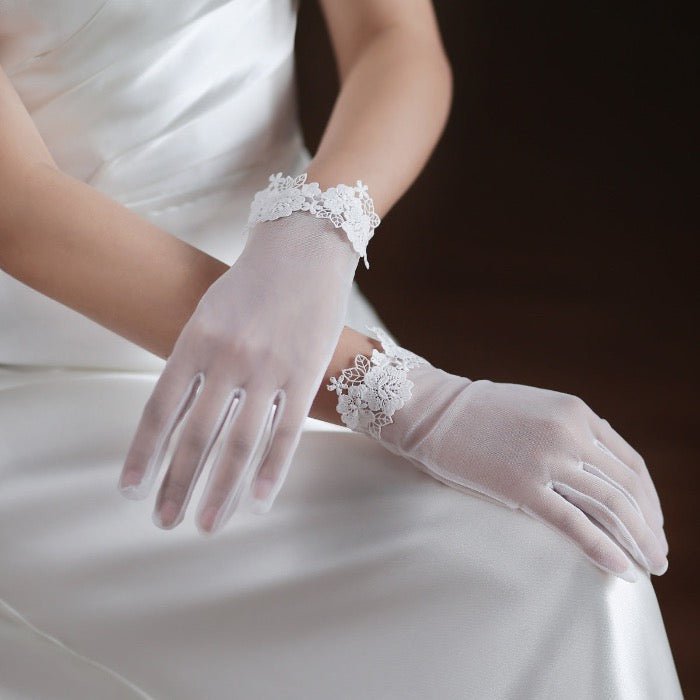 Gants de mariée avec bordures en perles et dentelle