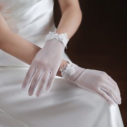 Gants de mariée avec bordures en perles et dentelle