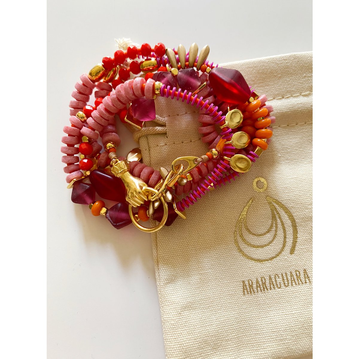 BUENAVENTURA veelzijdige boho ketting/armband met roze en rode kralen