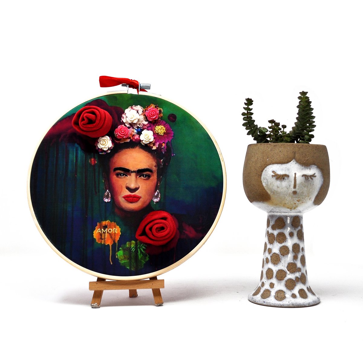 Håndlavet broderibøjle vægkunst - Frida Kahlo Portræt - Tekstil vægdekoration 20 cm